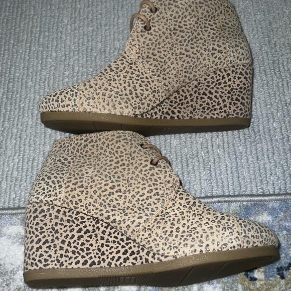 Toms Wedge Lace Up Booties Leopard Print 8 - Picture 4 of 6